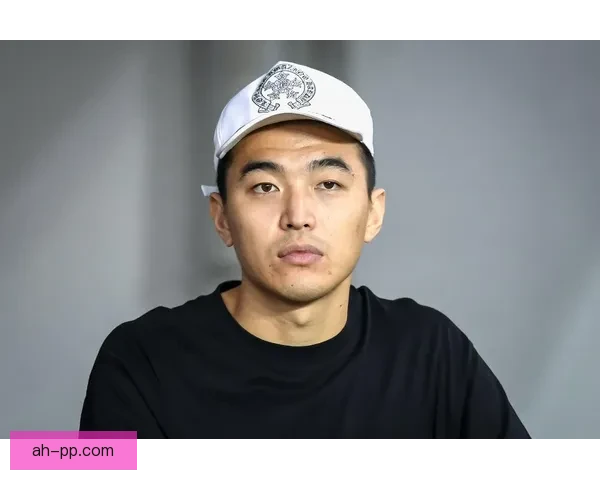 安东尼与桑乔赛后紧紧相拥低声交流引发外界热议关系走向成焦点